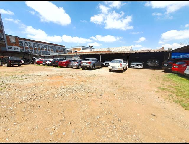 1,750M² WAREHOUSE FOR SALE IN NEW CENTRE